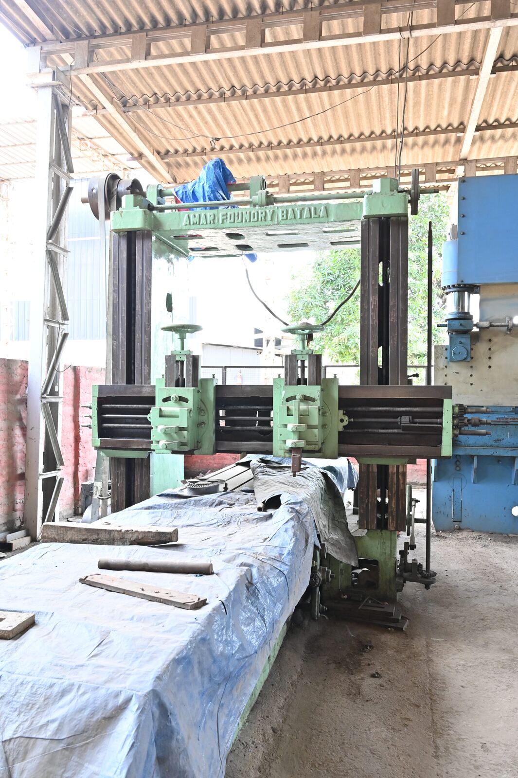 Front view of a twin-head plano milling machine