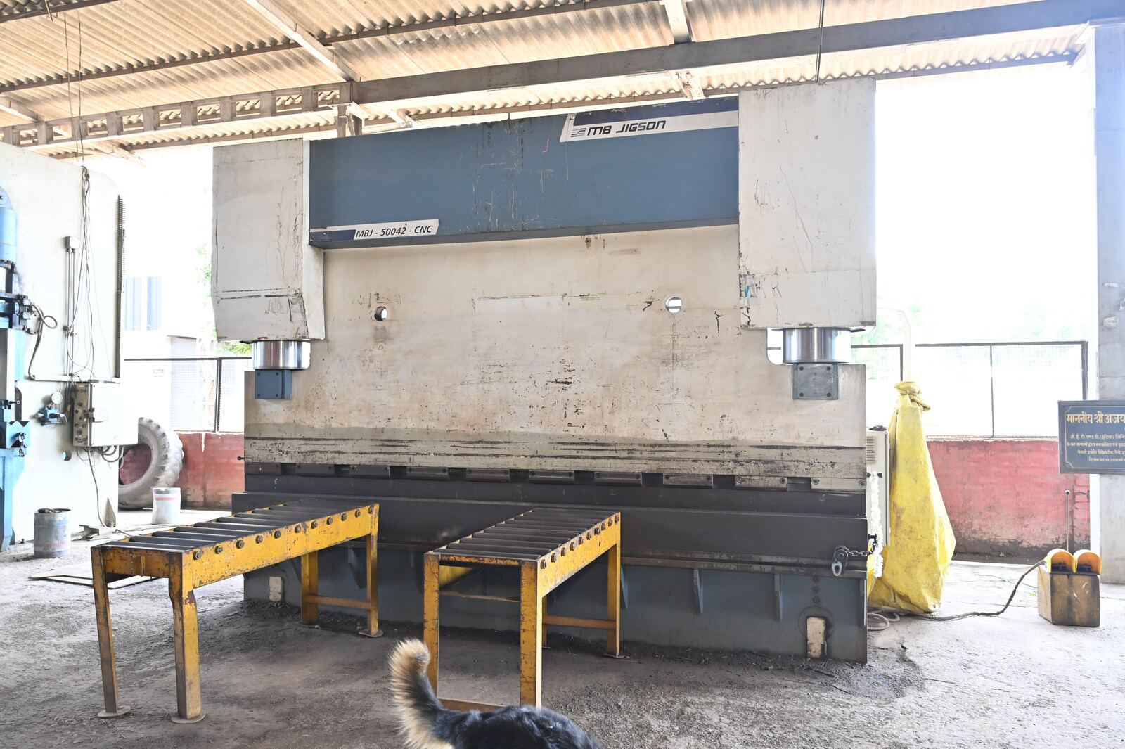 Hydraulic press brake with work benches for sheet metal bending